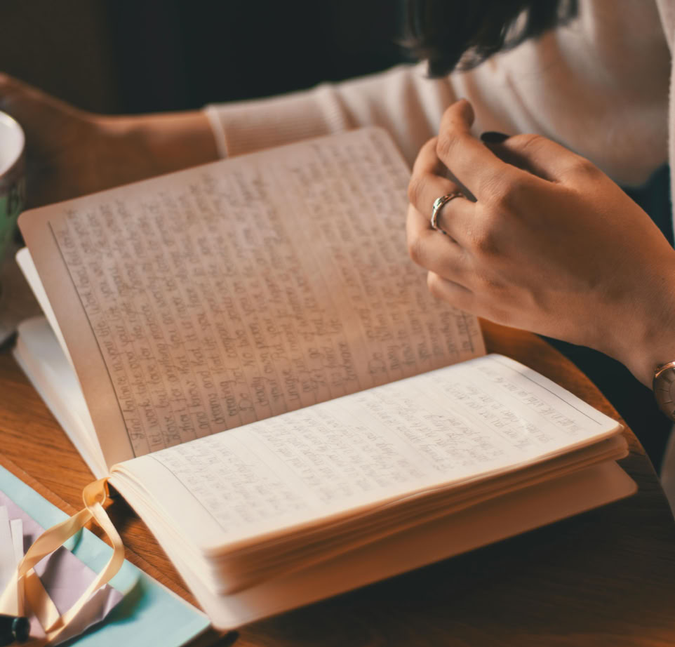 Foto Der Person, Die Tasse Hält