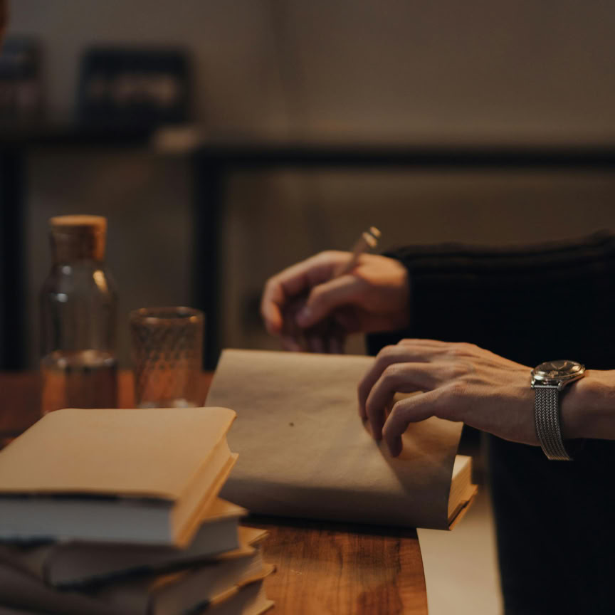 Nahaufnahme Einer Person, Die Ein Buch öffnet